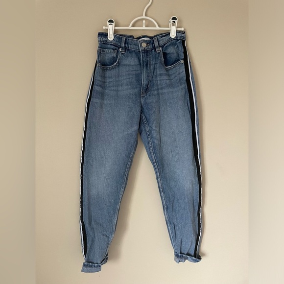 Dynamite CLAUDIA mom Blue Jeans with stripe down the side size 26 NWOT - Picture 1 of 4